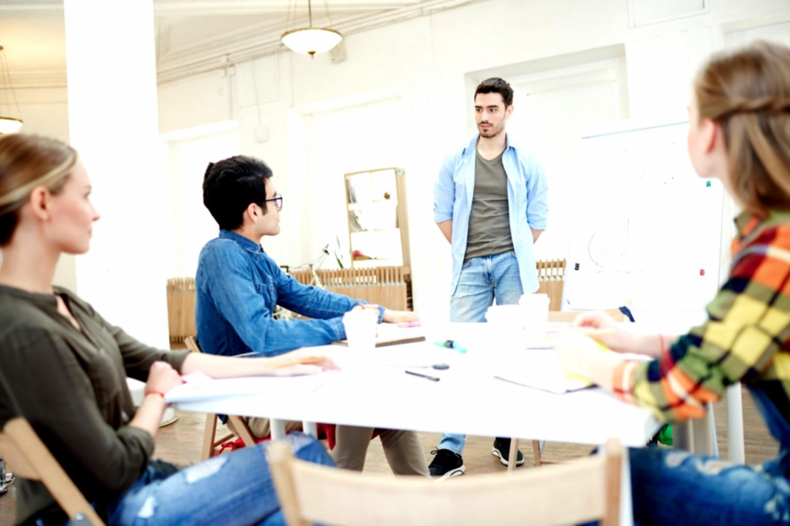 Espace de travail moderne pour l'apprentissage à distance en analyse financière